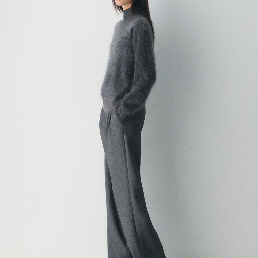 Aritzia Brushed Cashmere Relaxed Turtleneck $188